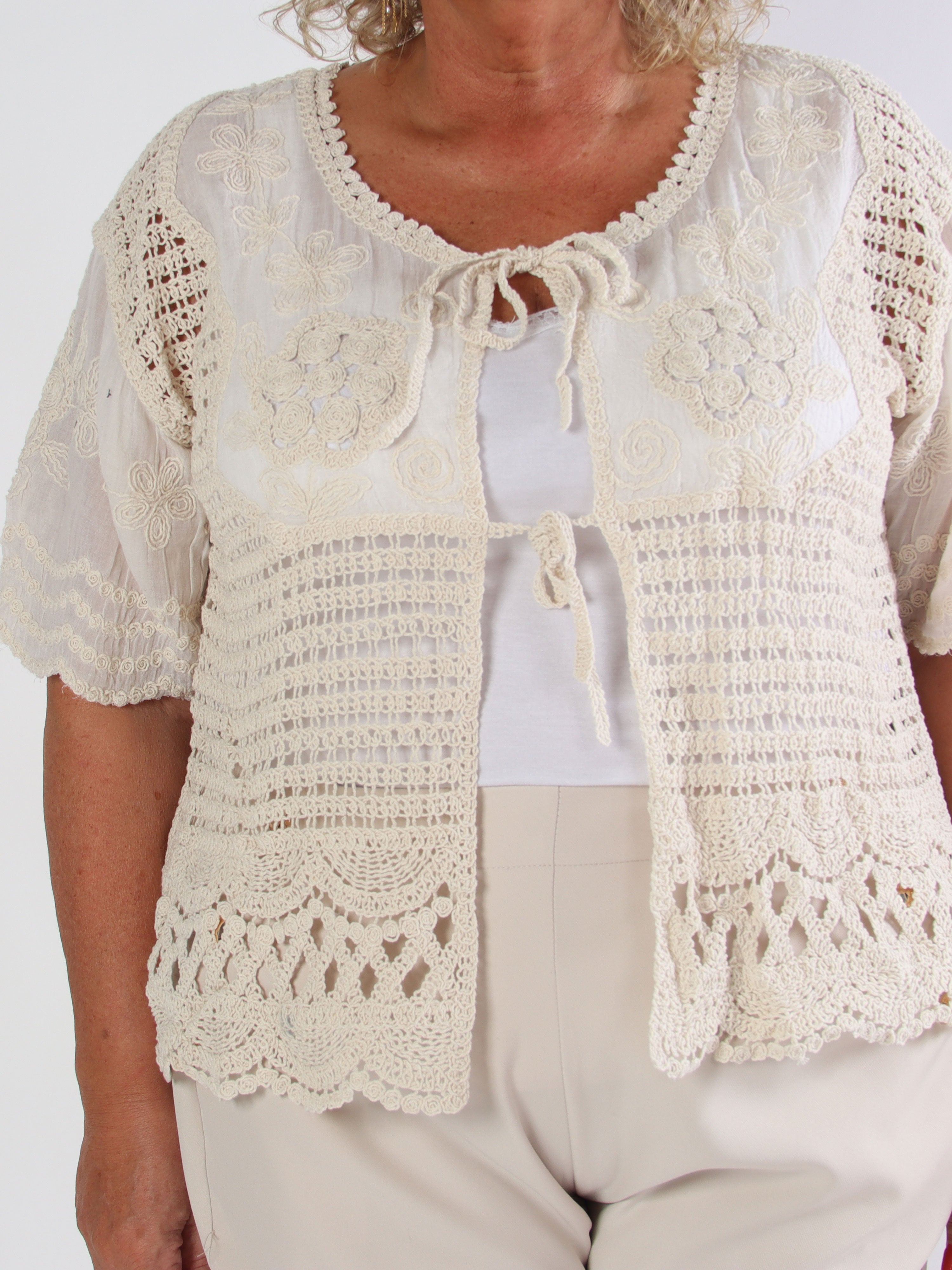 Agnes - Kort hæklet plus size cardigan i bomuld